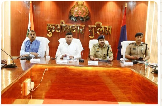 मण्डलायुक्त,पुलिस उप महानिरीक्षक गोरखपुर परिक्षेत्र गोरखपुर द्वारा जिलाधिकारी व पुलिस अधीक्षक कुशीनगर की उपस्थिति में जनपद के समस्त प्रशासनिक एवं राजपत्रित पुलिस अधिकारी समस्त प्रभारी निरीक्षक थानाध्यक्ष एवं शाखा प्रभारीयों के साथ की गई समीक्षा बैठक